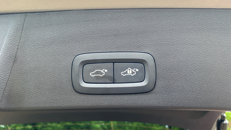 Volvo XC40 2.0 B4P Ultra Dark 5dr Auto Petrol Estate